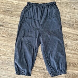 Women's Navy Striped Barrel Leg Cropped Pants